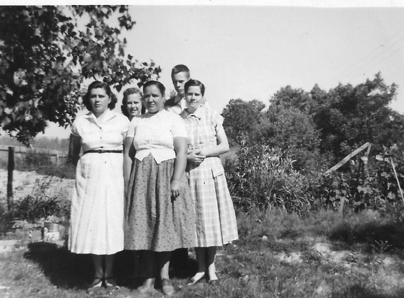 Front: Eunice Pruett George, unknown, Uba Faye Pruett; Back: Lucy Ann Pruett Stacy, James Travis Pruett/Pruitt