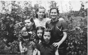 Sadie Caroline (Deskins) Pruett with daughters Delta, Euby, Eun